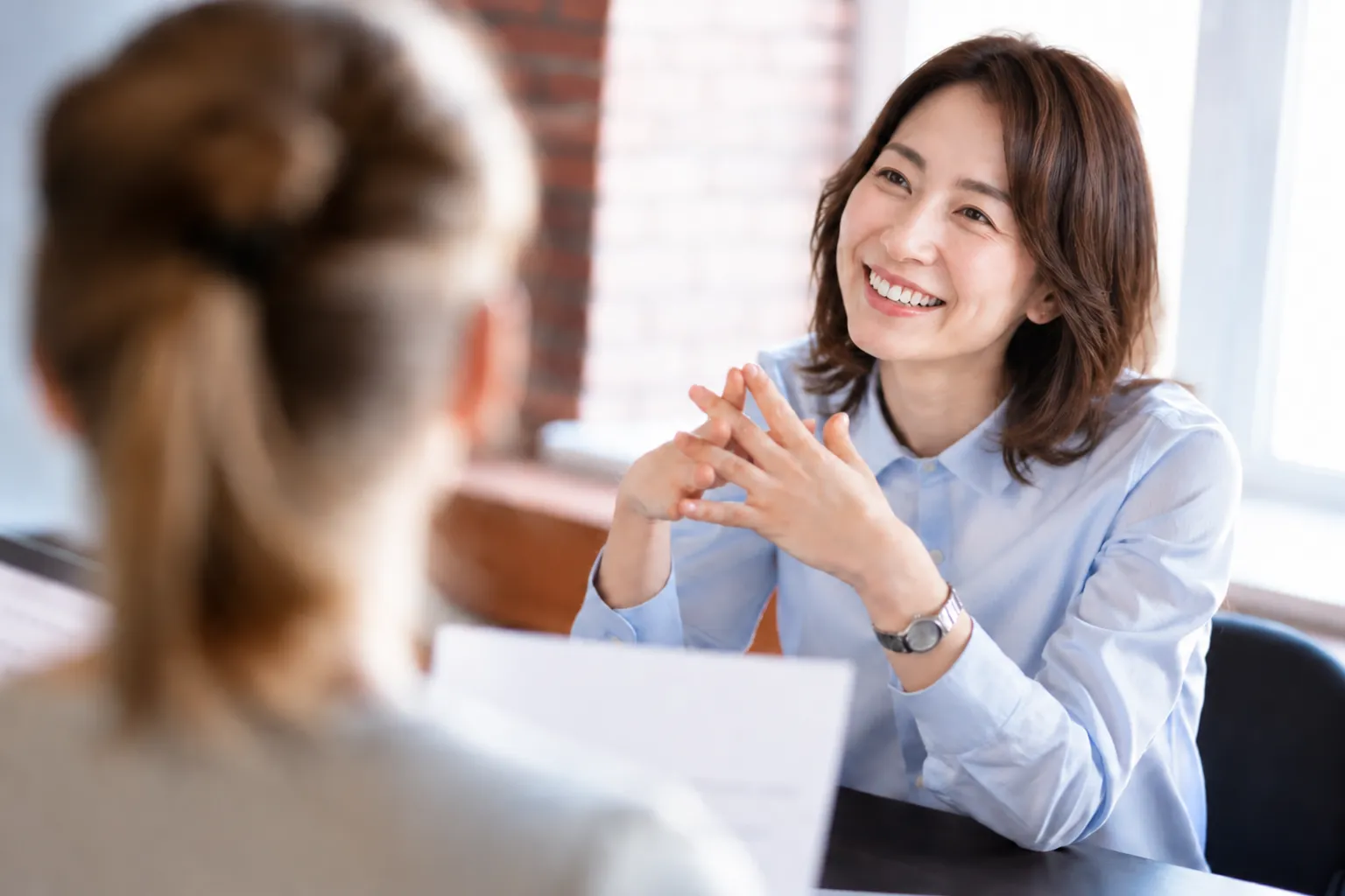相手との対話を楽しみながら話す女性