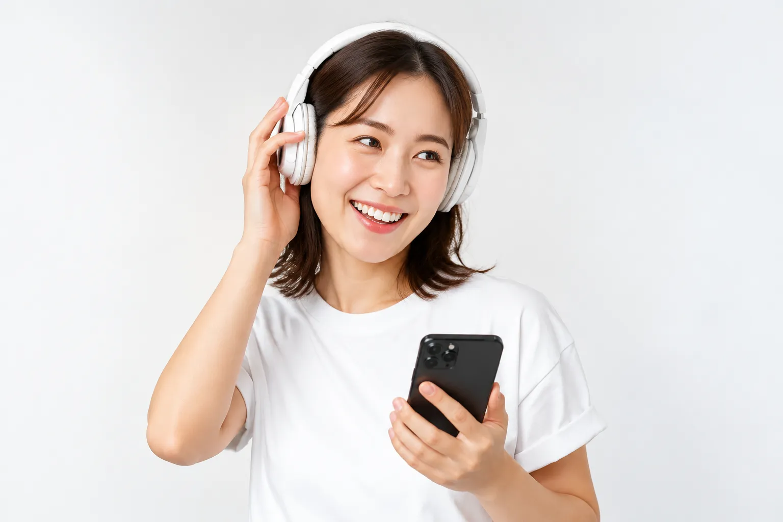 ヘッドホンで英語の音を聞く女性